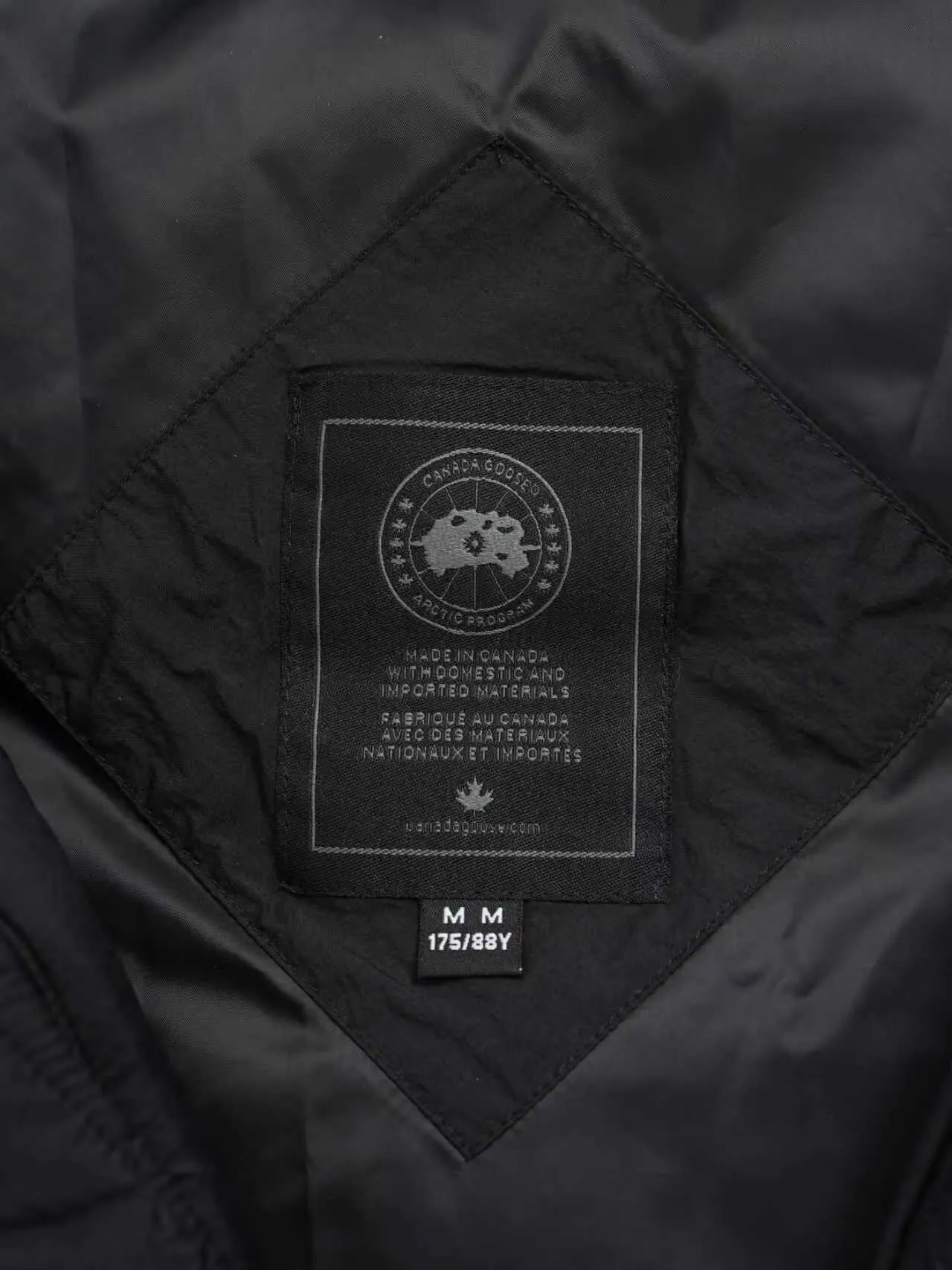 P580 Canada gooes Lawrence Down Vest (high version) With a durable shell and quilted body, the Lawrence Down Vest is a must-have for all seasons. The fabric has a durable soft touch. Longer hem at back for added protection. Reflective double-stripe grip tape at back. The Lawrence features an engineered down-filled collar to block strong winds, a two-way front zip and a longer rear hem. Color: black with red label, black with black label, desert color, ocean blue Size: XS -2XL